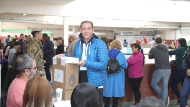 El gobernador Omar Gutiérrez votó el domingo en la escuela 2. Foto gentileza