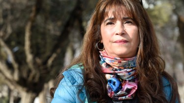 Las hijas de Sandra y Carlos tenían 9 y 14 años cuando él fue asesinado durante una represión policial a una protesta sobre la Ruta 22, a la altura de Arroyito. Foto: Florencia Salto.