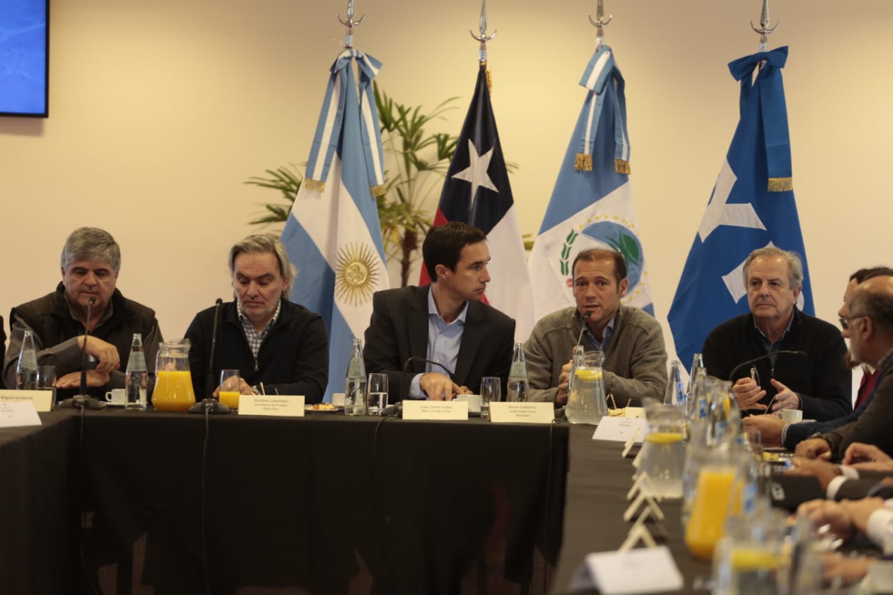 El encuentro marca el reinicio de las exportaciones de gas en firme hacia Chile, tras once años.