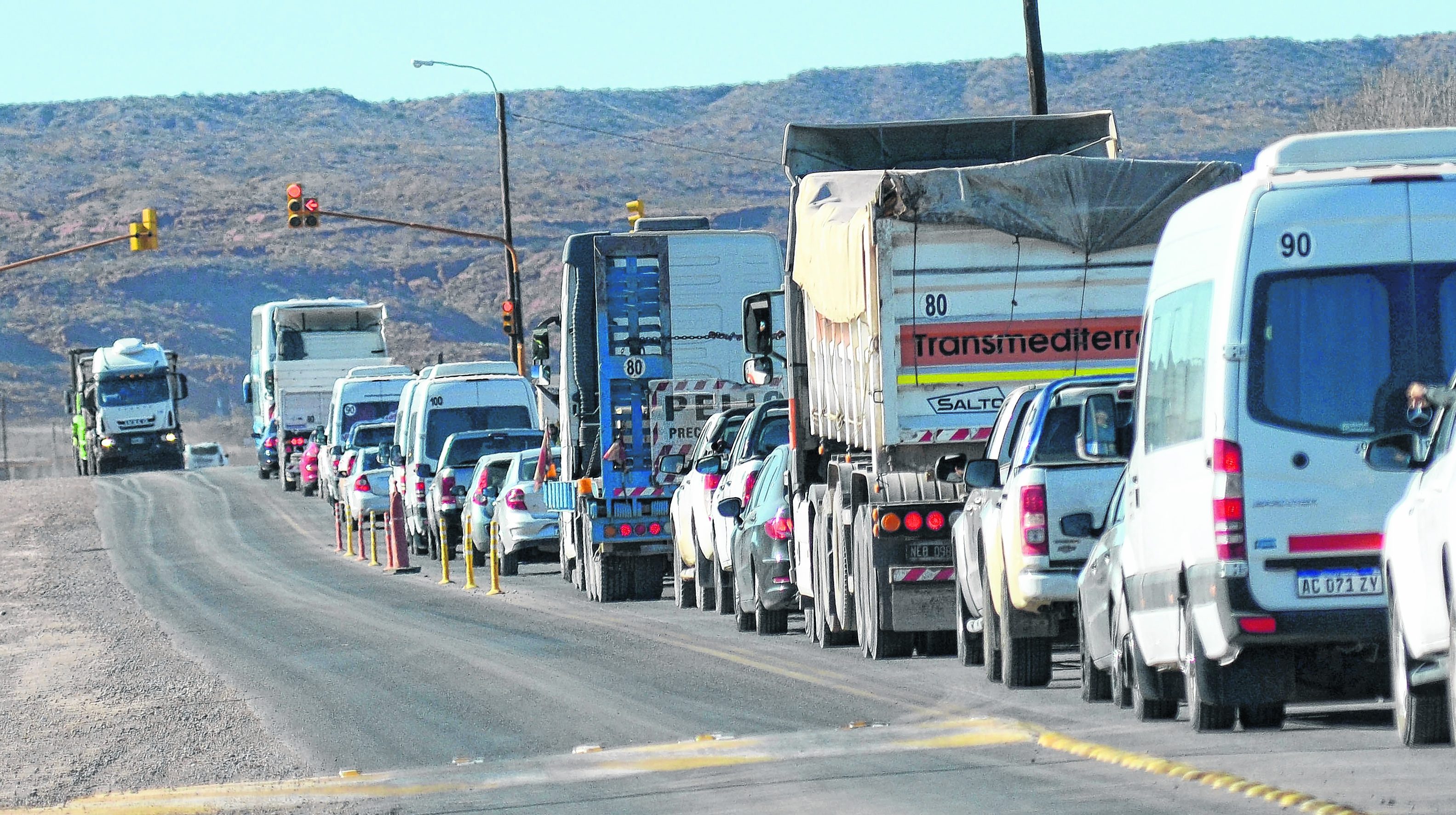 Camiones, colectivos y camionetas son la mayoría de los vehículos que circulan diariamente.