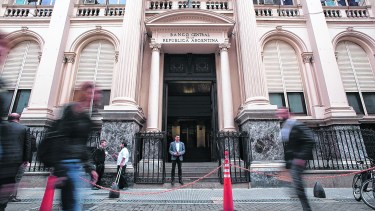 Hay que administrar el mercado cambiario ya