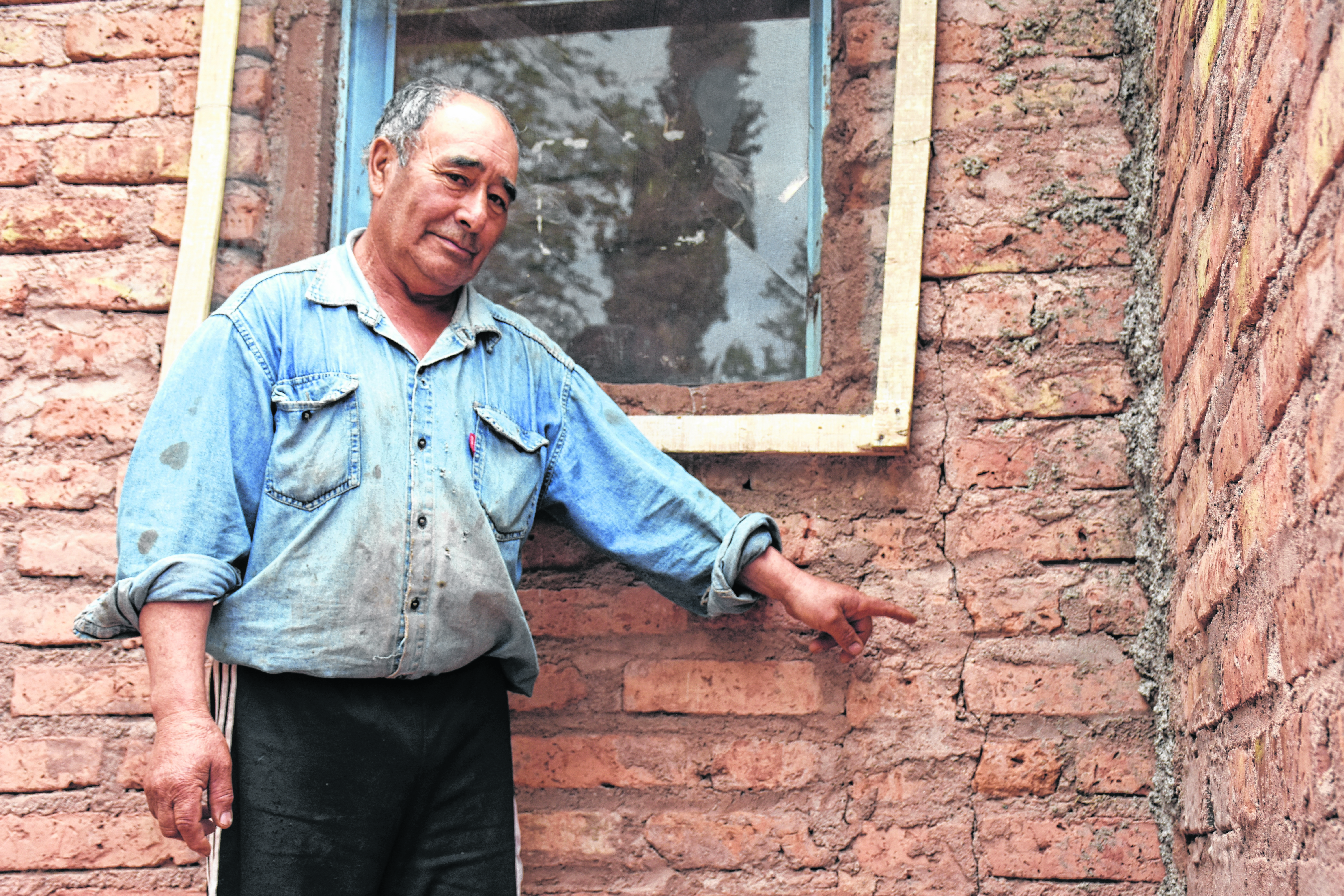 La comunidad Wirkaleo, vecina de Sauzal Bonito, asegura que las grietas en sus viviendas están relacionadas a la actividad sísimica. Foto: Archivo Florencia Salto
