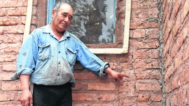 La comunidad Wirkaleo, vecina de Sauzal Bonito, asegura que las grietas en sus viviendas están relacionadas a la actividad sísimica. Foto: Archivo Florencia Salto