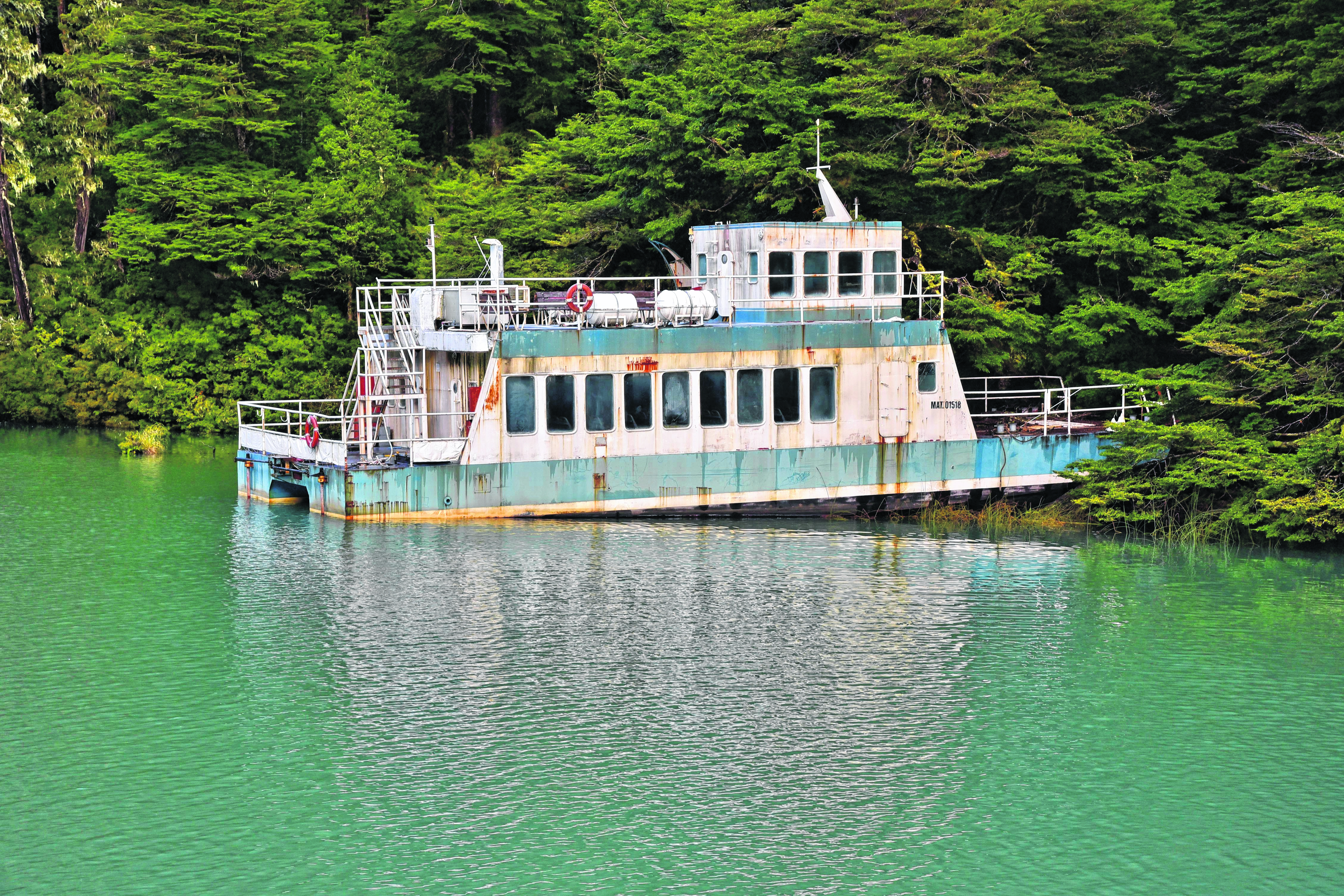 Dos catamaranes se encuentran abandonados y generando un riesgo ambiental en el lago Frías. Hoy fueron rematados. Archivo