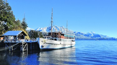 A la isla Victoria, en el lago Nahuel Huapi, llegan cientos de turistas por día. Archivo