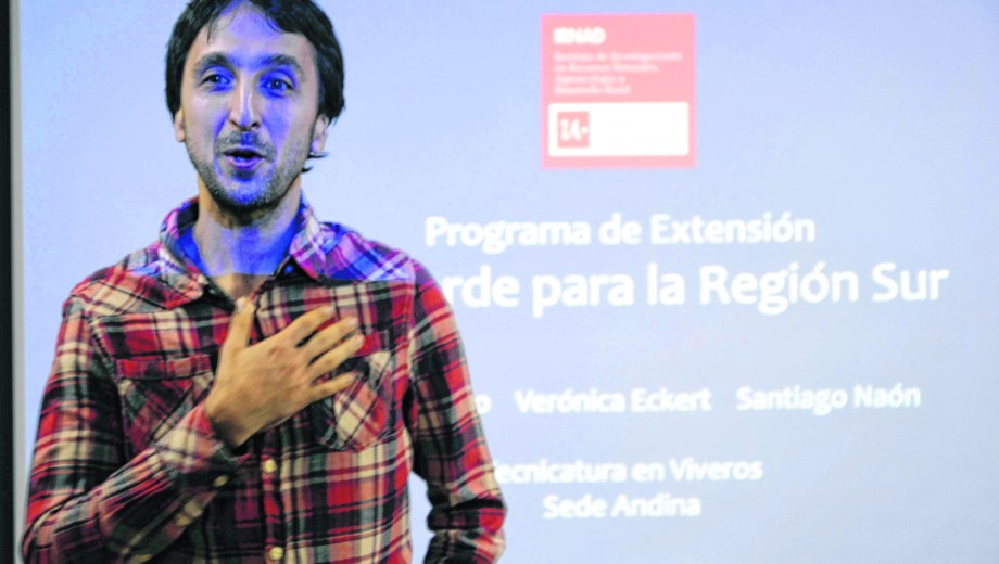 Resultado de imagen para Lucas Garibaldi, director del Instituto de Investigaciones en Recursos Naturales, AgroecologÃ­a y Desarrollo Rural del Conicet-.