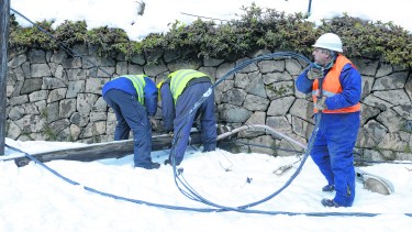 La gran nevada de julio generó trastornos en todo Bariloche con la caída del tendido eléctrico y postes. 