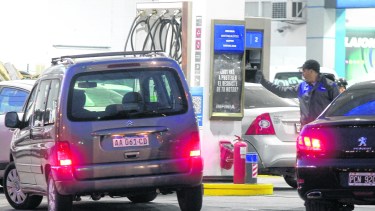 Anoche se formaron largas filas en las estaciones.  (Oscar Livera).-