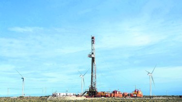 En Manantiales Behr conviven la producción hidrocarburífera con un enorme parque eólico.