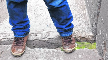 Las veredas son las que peor lucen y pueden transformare en un peligro para los transeúntes. Foto: Juan Thomes.