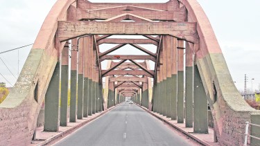 Tiene 470 metros de longitud y puede soportar hasta 45 toneladas. Tras los estudios se amplió el límite a 60 toneladas. Foto: Juan Thomes.