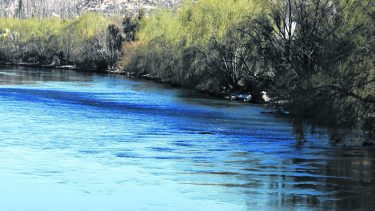 El Neuquén aguas abajo no tendrá variaciones. Foto: Juan Thomes.-