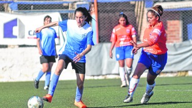 Las jugadoras de la zona, seguidas de cerca por Almirante Brown.