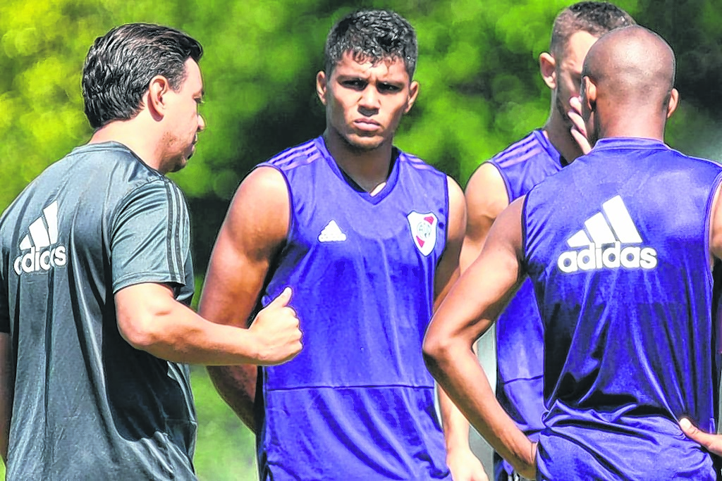 A pesar de que Pinola ya está disponible, Gallardo  mantendría al Sicario Rojas en la zaga central para jugar ante Cerro Porteño.
