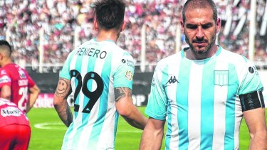 Licha López tuvo la más clara de Racing, en Santiago del Estero.