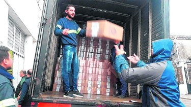 Traslado de urnas, ayer, para las elecciones primarias del domingo. El gobierno dice que el escrutinio será más ágil con el nuevo sistema de transmisión de telegramas 