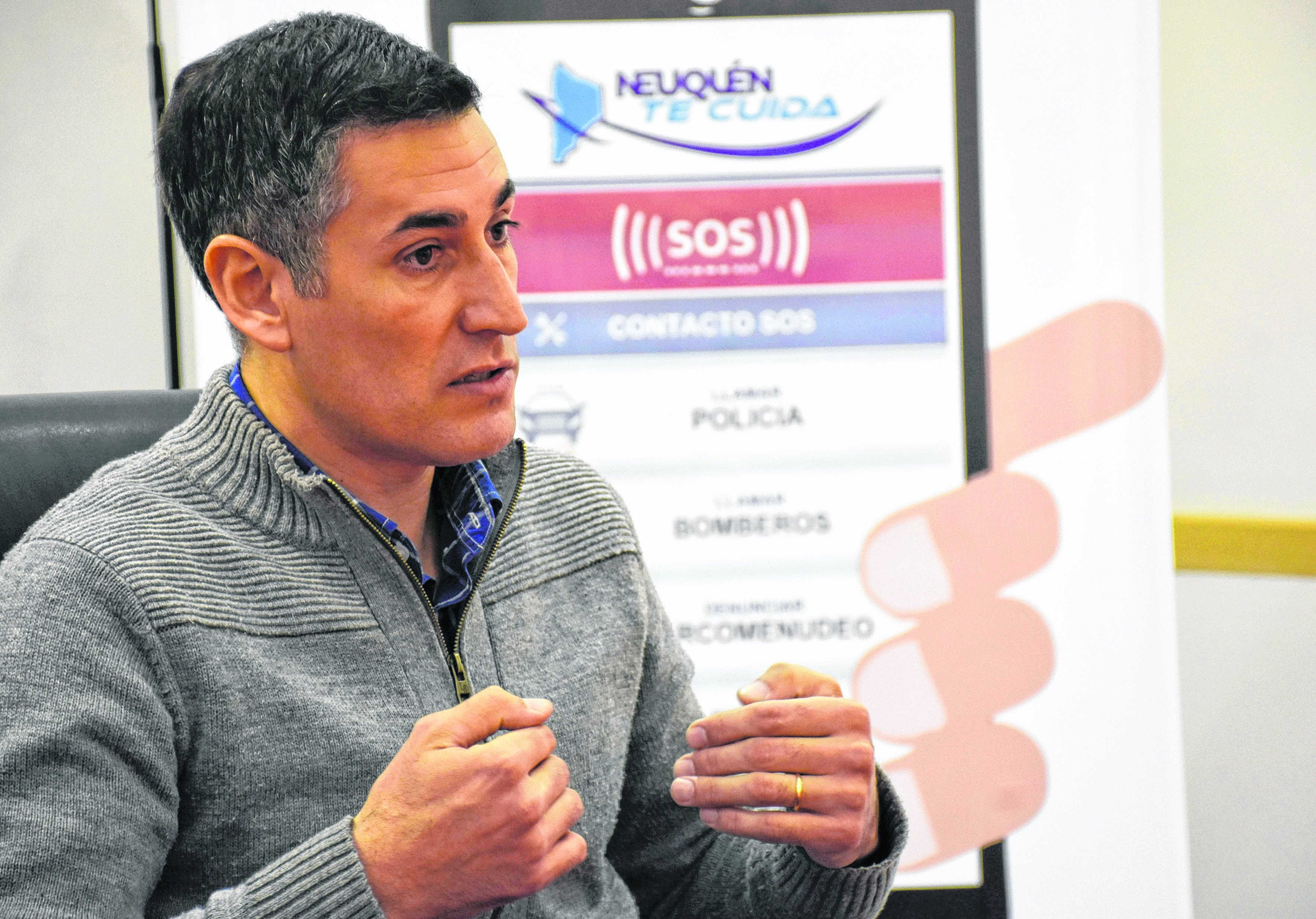 Nicolás Maldonado es subcomisario y explicó cómo funciona el Neuquén Te Cuida.  ( Foto: Florencia Salto)