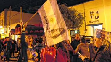 El kirchnerismo celebró en la sede del PJ de la capital neuquina pasadas las 21. (Florencia Salto).-