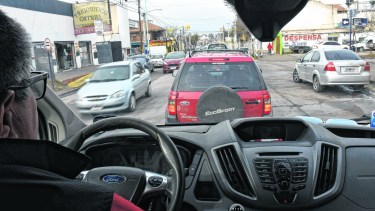 Un balance continuo entre emergencia y seguridad deben hacer los choferes. Foto Florencia Salto