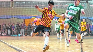 La final entre los cruzados y albos se jugó con mucha intensidad en cada rincón de la cancha del gimnasio municipal 3. Foto: Gentileza Marcos Ojeda