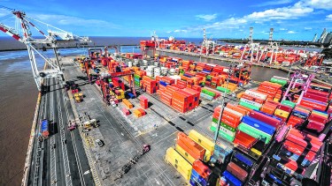 La devaluación genera un incremento del precio en pesos de las exportaciones argentinas.