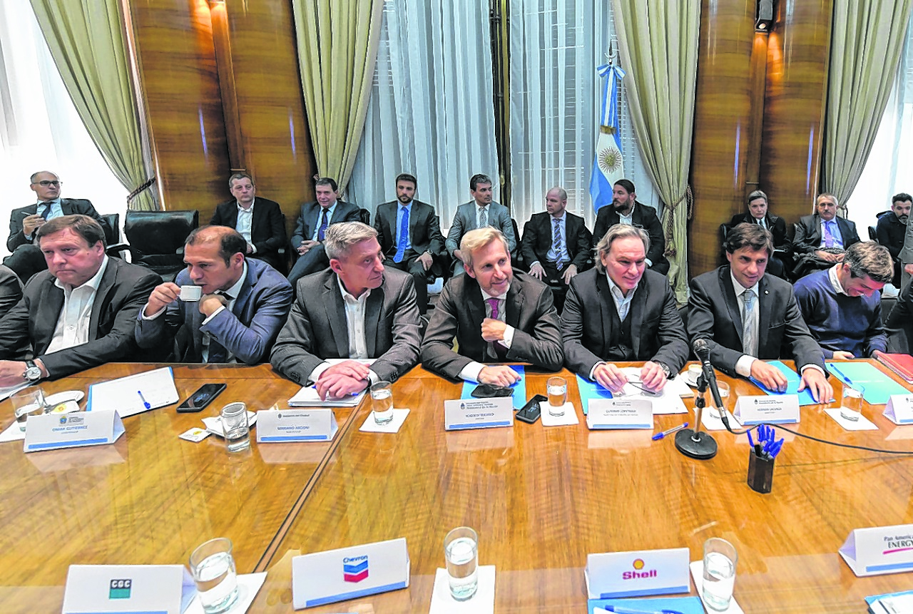 Reunión de gobernadores de provincias petroleras con el gobierno nacional por el congelamiento del precio de los combustibles. Fue en 2019. Foto: Archivo.