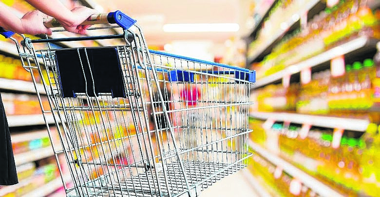 Las ventas en los supermercados continuaron cayendo, según el informe del Indec. (Archivo).-