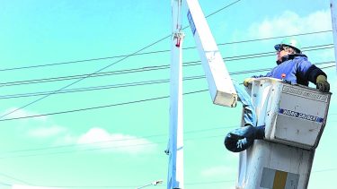 viedma 01-07-2014
operario de edersa trabajando 
foto evangelina martinez