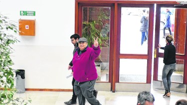 Gatica saliendo ayer de la Justicia. La audiencia se suspendió porque no fueron sus defensores. 
foto:Mauricio Martin