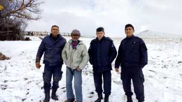 El hombre del paraje Los Molles junto a los policías que no encontraron. Foto: Gentileza