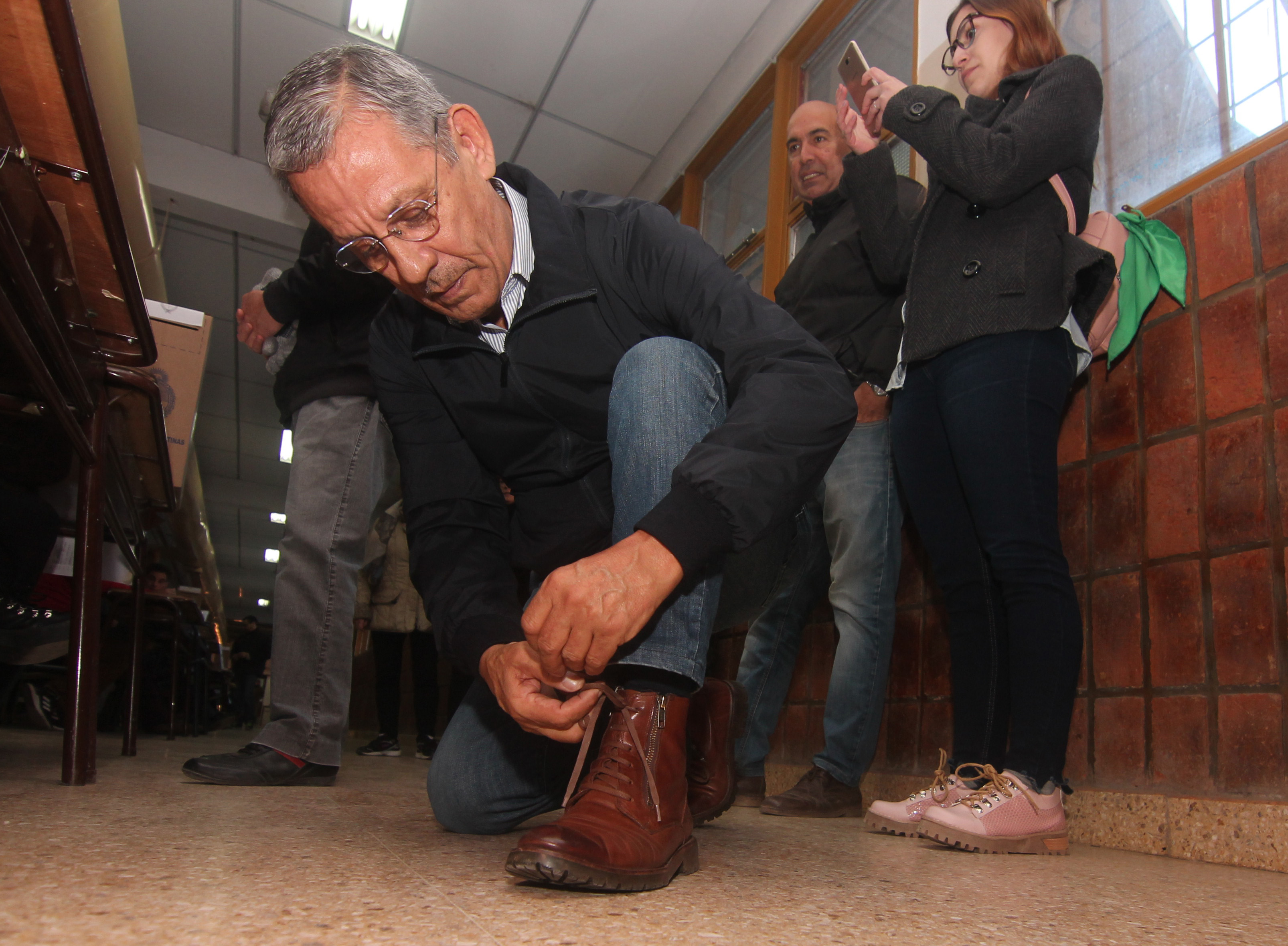 Horacio Quiroga ata los cordones de su zapato.  Bermúdez lo observa.  Foto: Oscar Livera