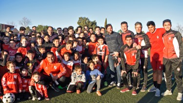 Los jóvenes futbolistas de las divisiones inferiores de Sapere pudieron pasar un rato junto al ex delantero. (Fotos: Juan Thomes)