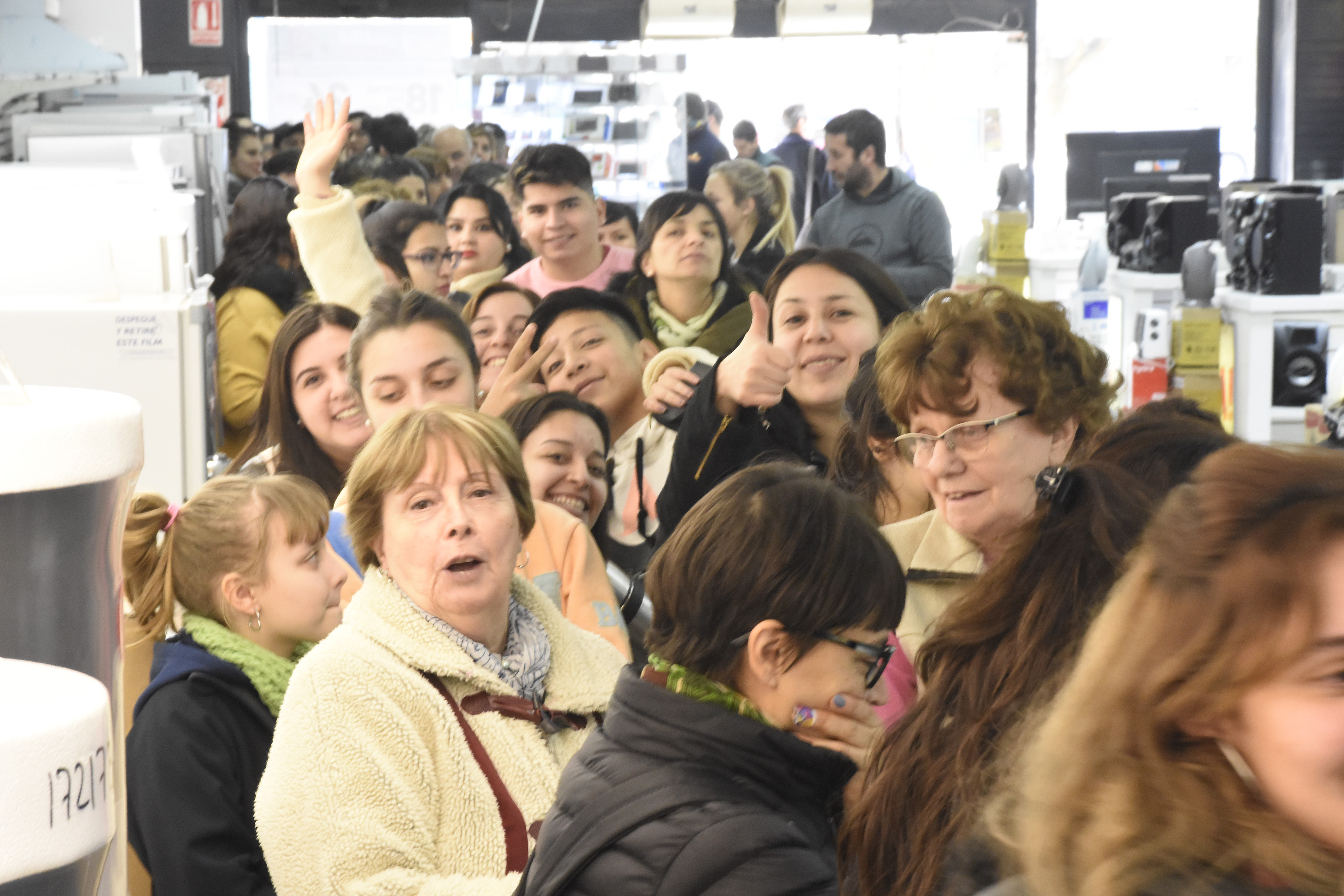Una extensa fila de personas espera por su entrada en el local de Musimundo. Foto Juan Thomes