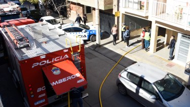 El incendio se desató en un departamento ubicado sobre la calle Elordi al 700. (Juan José Thomes).-