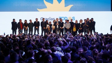 Alberto, junto a sus compañeros del Frente de Todos. (Foto: AP - Archivo)