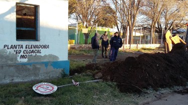 Desborde cloacal en el Jardín 28 de Villa Regina. Foto: Néstor Salas.