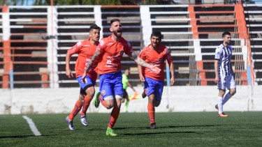 El defensor le hizo tres goles al Albinegro la última temporada. (Foto: Archivo)