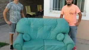 Conocé a la tapicería solidaria de Regina que arregla sillas de ruedas gratis