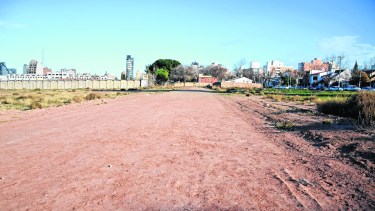 La obra de mensura y amojonamiento quedó a medio hacer y lo que estaba tras la medianera ahora quedó al descubierto. 