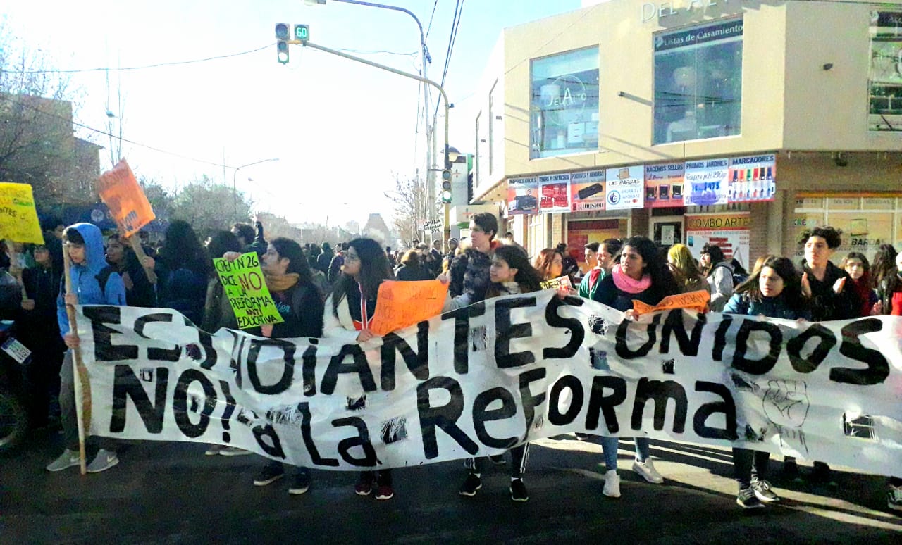 Los estudiantes marcharon al CPE reclamando ser incluidos en el diseño curricular del nivel secundario. Mauro Pérez.-