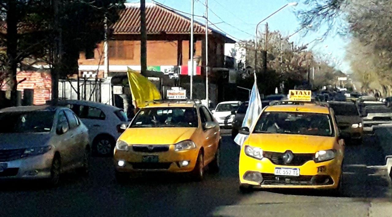 Los taxistas se movilizaron en contra de que sean liberados los acusados de agredir a su compañero. (Mauro Pérez).-