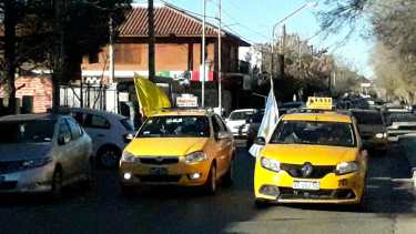 Los taxistas se movilizaron en contra de que sean liberados los acusados de agredir a su compañero. (Mauro Pérez).-