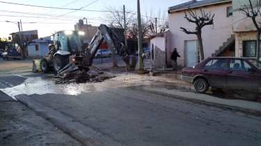El agua que salía del caño roto entró a las viviendas cercanas. (Gentileza).-