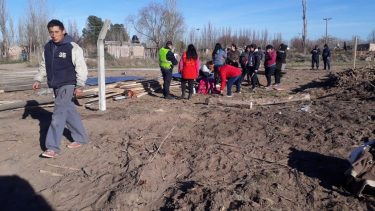 Un grupo de vecinos identificados con el MTD tomar el terreno el sábado. (Foto: Gentileza)