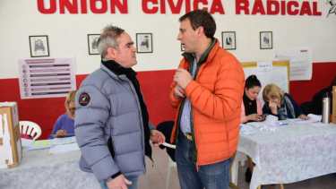 Los candidatos De Rege y Pinasco dialogan en pleno proceso interno de la UCR. Foto: Mauricio Martin.