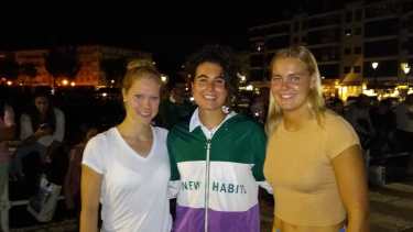 Daira Marin (centro) junto a Sharon Van Rouwendaal (derecha), la campeona olímpica.