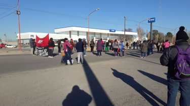 Los manifestantes ya se encuentran cortando el paso de los vehículos. (Foto: Gentileza)