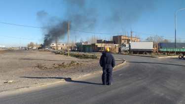 Los vecinos reclaman que se finalicen las obras del tendido eléctrico. (Gentileza).-