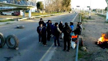 Los vecinos volvieron a  cortar la Ruta 7 frente a la comisaría 20. (Mauro Pérez).-
