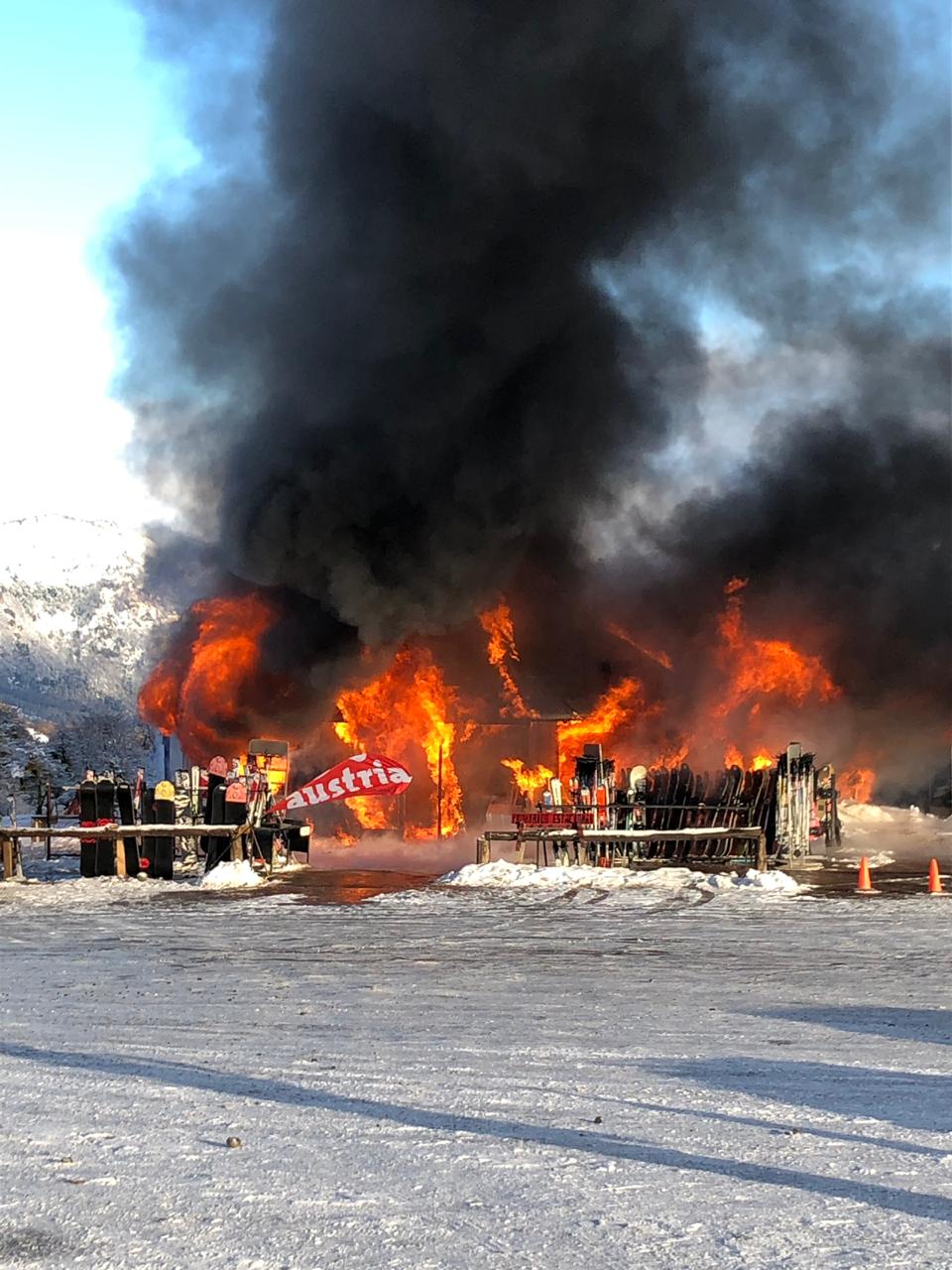 El fuego consumiendo el local llamó la atención de los esquiadores. (Gentileza Mariel Lesnichevsky)